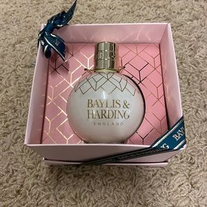 New baylis and Harding England JoJoba vanilla and almond oil bath and shower